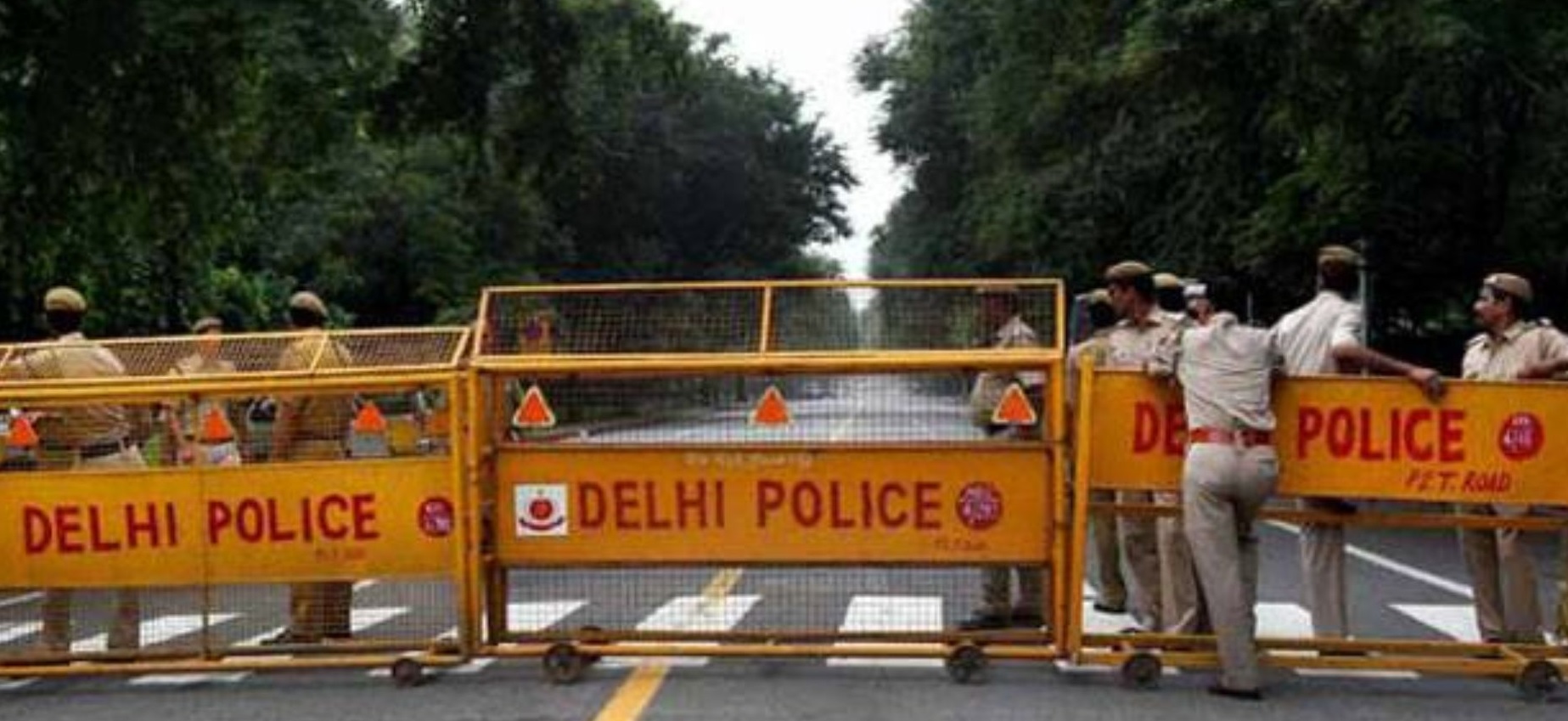 इंडी गठबंधन के प्रदर्शन के मद्देनजर भाजपा मुख्यालय की ओर जाने वाली सड़कों पर पुलिस ने बैरिकेड लगाए