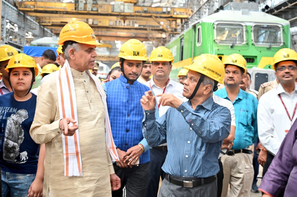 गुजरात के राज्यपाल आचार्य देवव्रत ने बरेका में देखा लोको निर्माण की प्रक्रिया