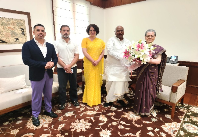 सोनिया गांधी ने ली राज्यसभा सदस्यता की शपथ, खड़गे ने दी बधाई