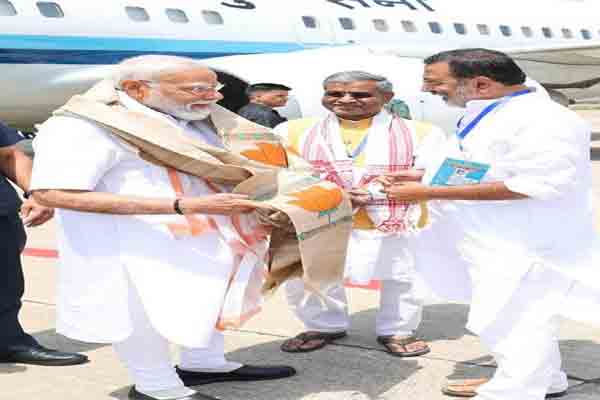 देवघर एयरपोर्ट पर पहुंचे प्रधानमंत्री, स्थानीय भाजपा नेताओं से की मुलाकात
