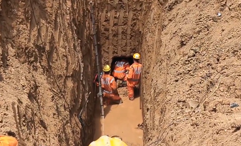 मप्रः रीवा में बोरवेल में गिरे मासूम को 38 घंटे बाद भी नहीं निकाला जा सका, रेस्क्यू जारी