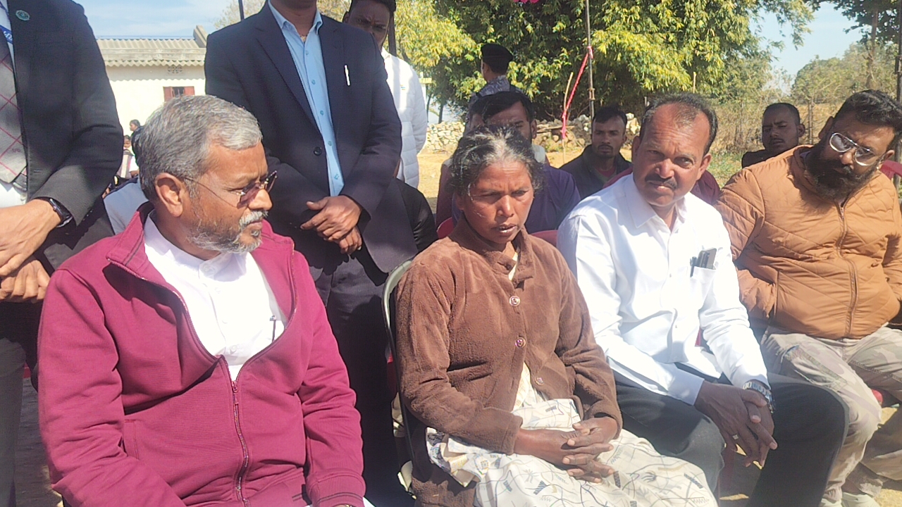 दिवंगत सोमा मुंडा के परिजनों से मिले पूर्व मुख्यमंत्री बाबूलाल मरांडी