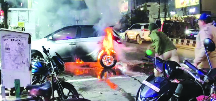 लोहड़ी के दौरान कार में लगी आग