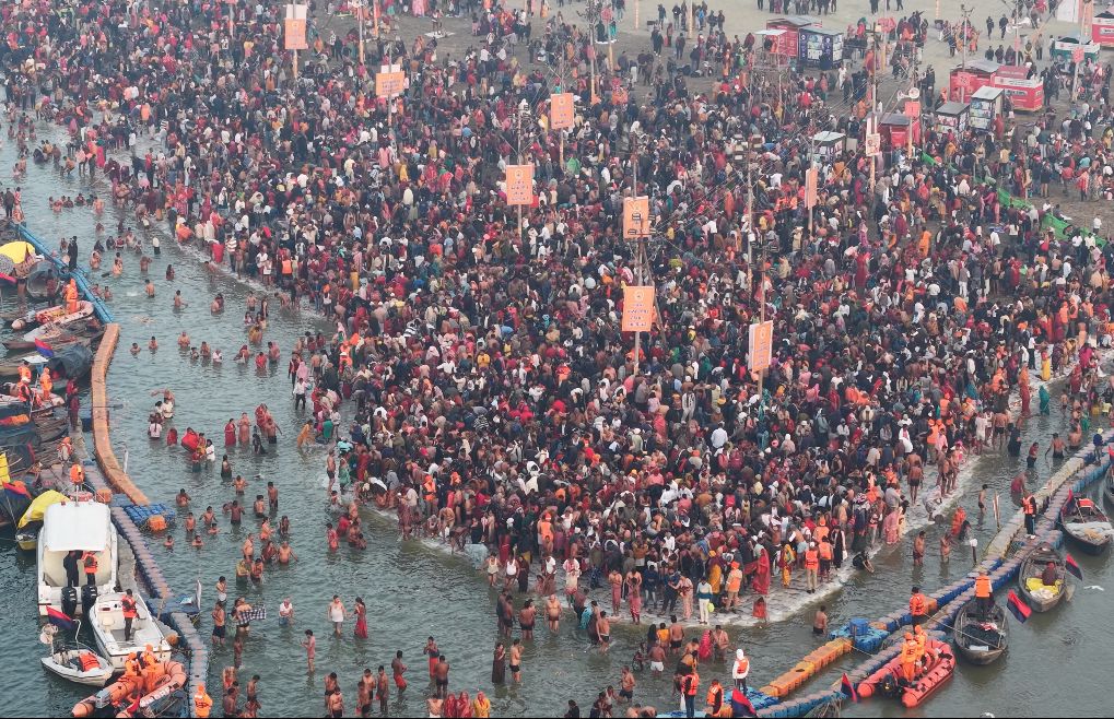 मकर संक्रांति पर संगम तट पर श्रद्धालुओं का रेला, सुबह 8 बजे तक 21 लाख श्रद्धालुओं ने लगाई डुबकी