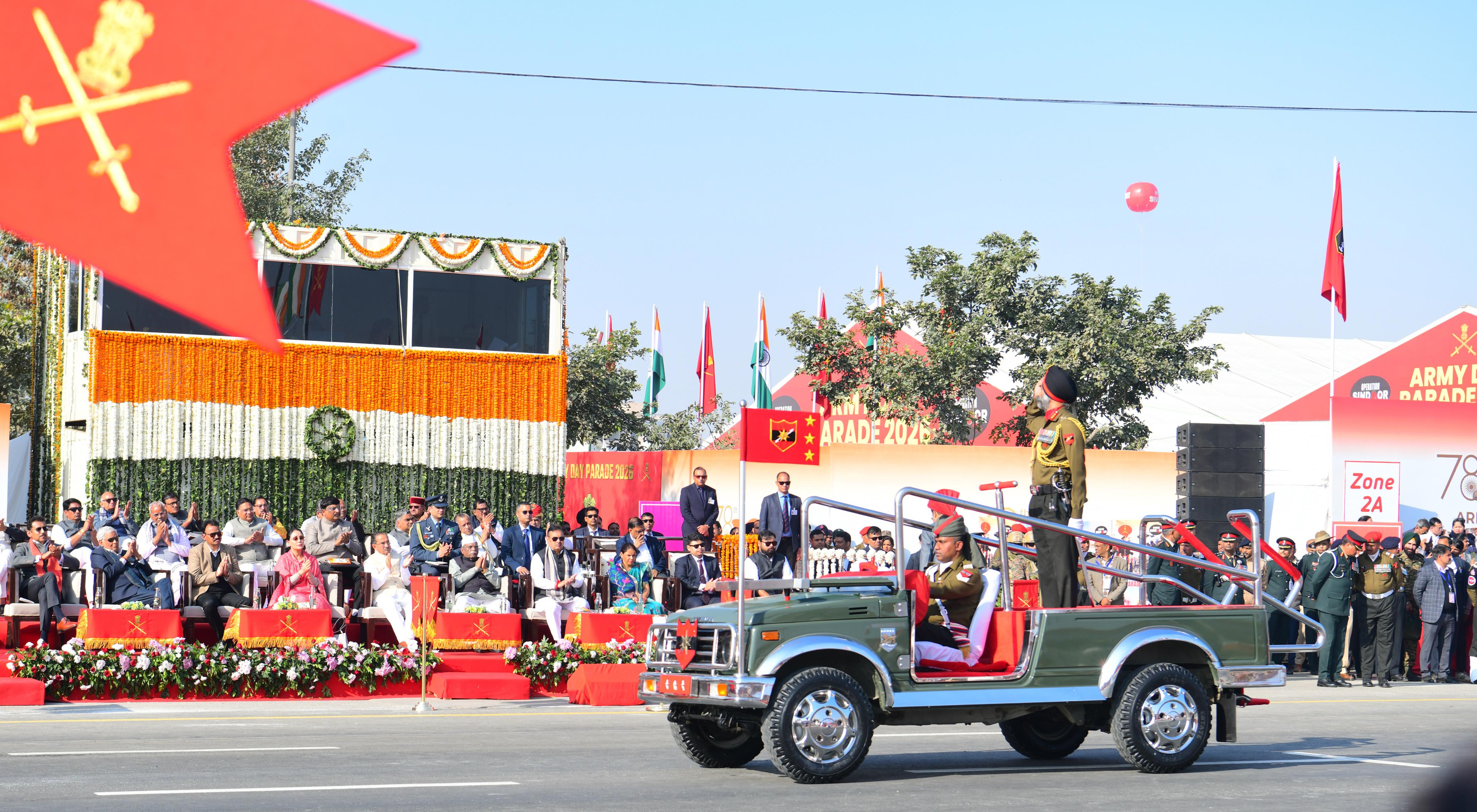 आधुनिक हथियारों के प्रदर्शन के बीच मुख्यमंत्री ने बढ़ाया सेना का मनोबल