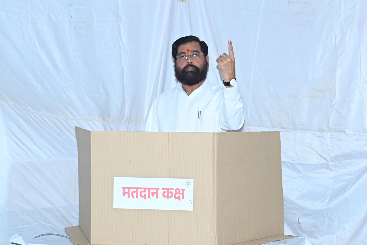 उपमुख्यमंत्री एकनाथ शिंदे, खा. श्रीकांत शिंदे यांनी बजावला मतदानाचा हक्क