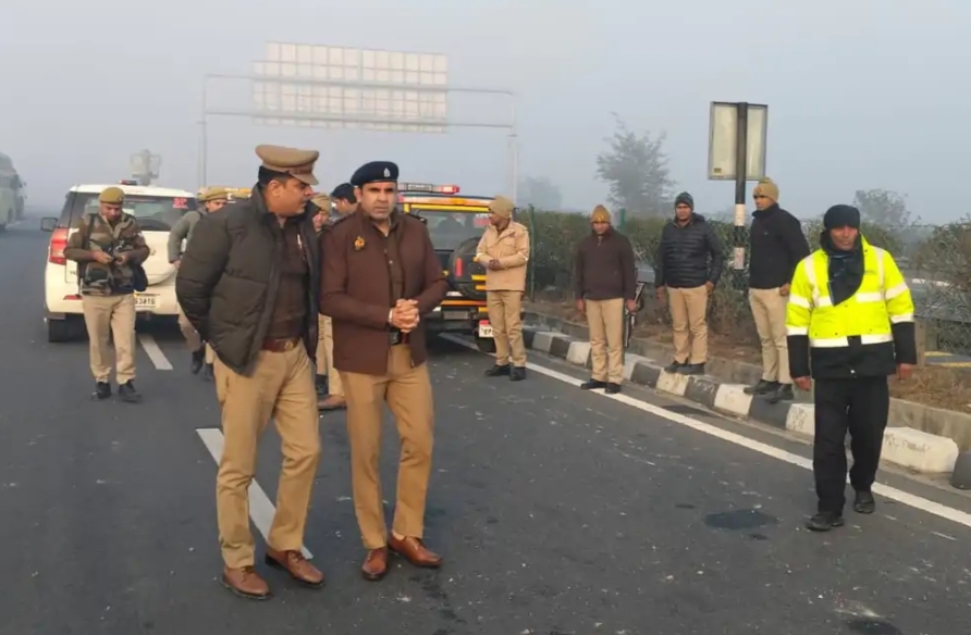 फिरोजाबाद में लखनऊ एक्सप्रेस वे पर बस डिवाइडर से टकराई, महाराष्ट्र के 7 श्रद्धालु घायल