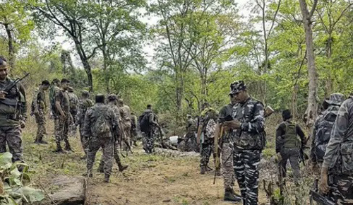छत्तीसगढ़ के बीजापुर में सुरक्षाबलों और नक्सलियों के बीच मुठभेड़ जारी