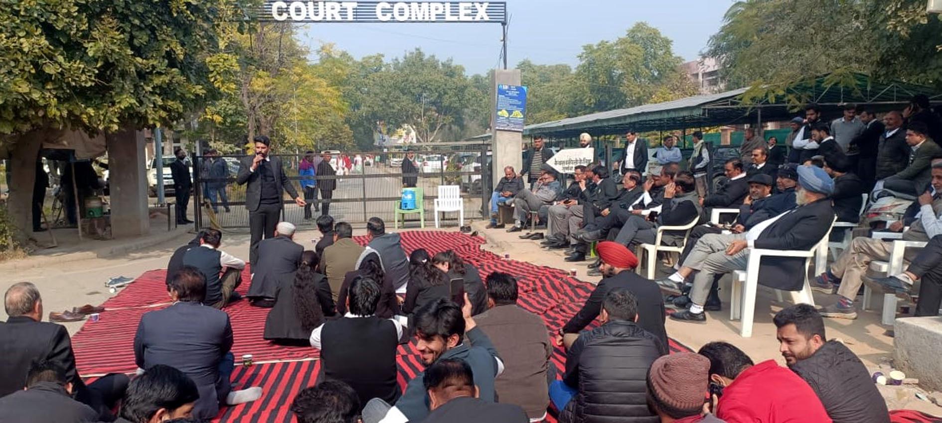  फतेहाबाद में वकीलों का दूसरे दिन भी रहा वर्क सस्पेंड, डीएसपी के रीडर पर कार्रवाई की मांग