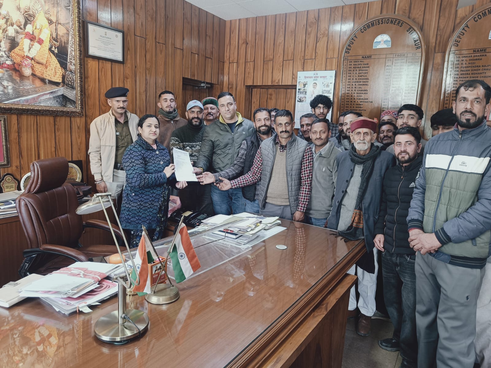  रेणुका बांध प्रस्तावित विस्थापितों की समस्याएं को लेकर डीसी सिरमौर को सौंपा ज्ञापन