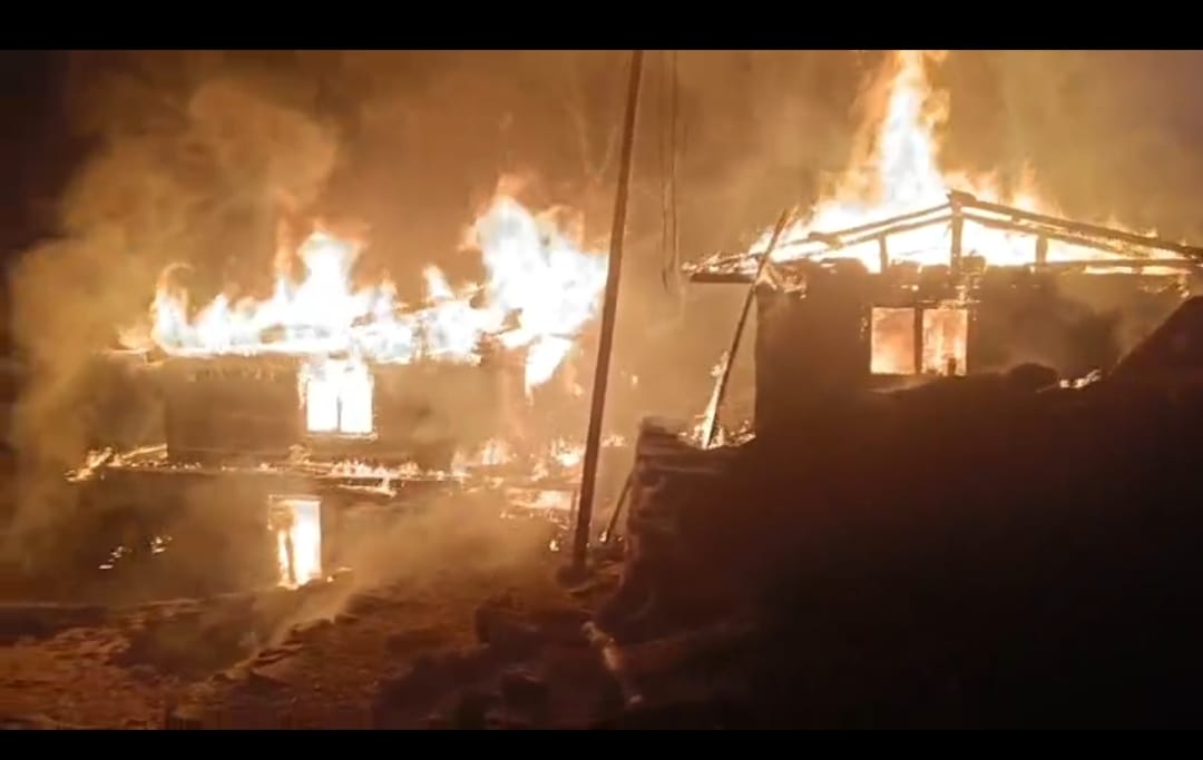 मोरी के खन्ना में आगजनी से एक आवासीय भवन जलकर राख, जनहानि नहीं