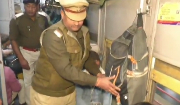 गणतंत्र दिवस को लेकर ट्रेनों में सघन चेकिंग अभियान