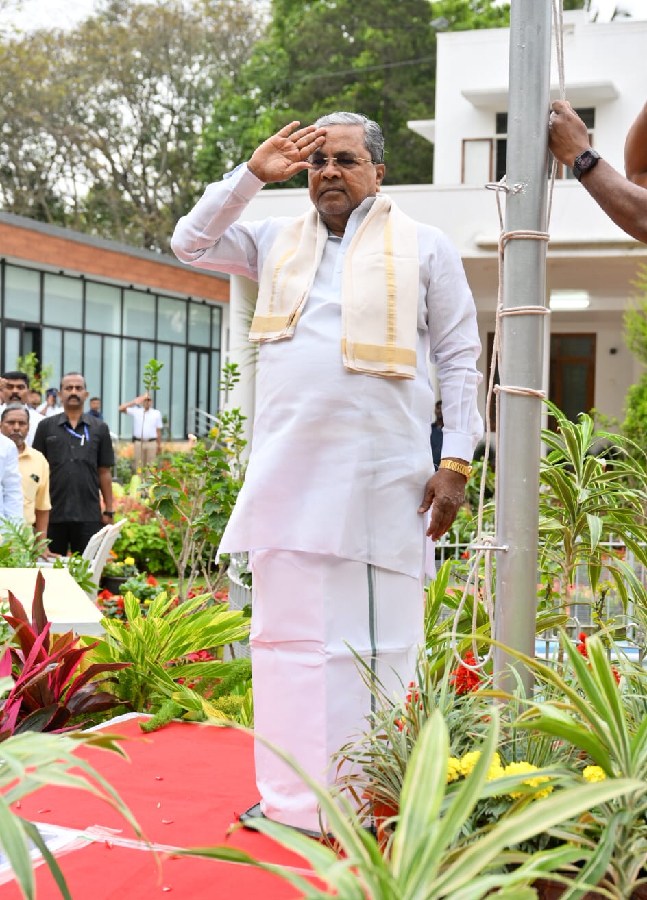 कर्नाटक के मुख्यमंत्री सिद्धारमैया ने गणतंत्र दिवस पर दीं शुभकामनाएं, संविधान और सामाजिक न्याय पर दिया जोर