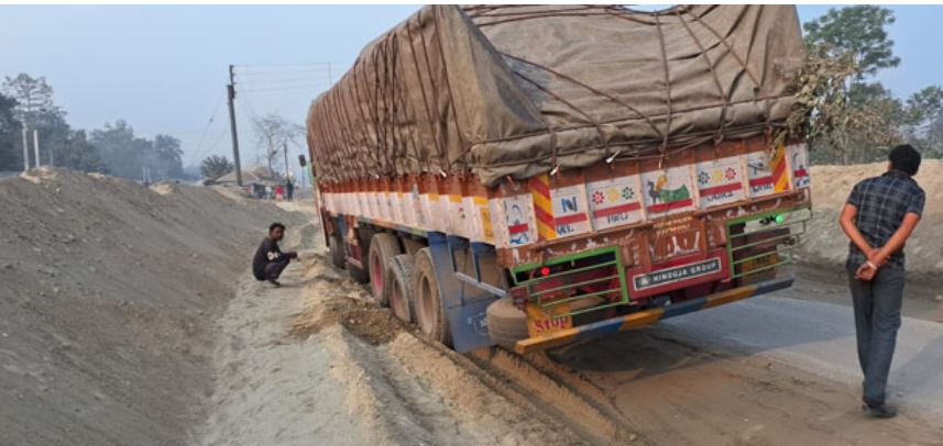 निर्माणाधीन हाईवे पर फंसा 16 चक्का ट्रक, घंटों ठप रहा यातायात