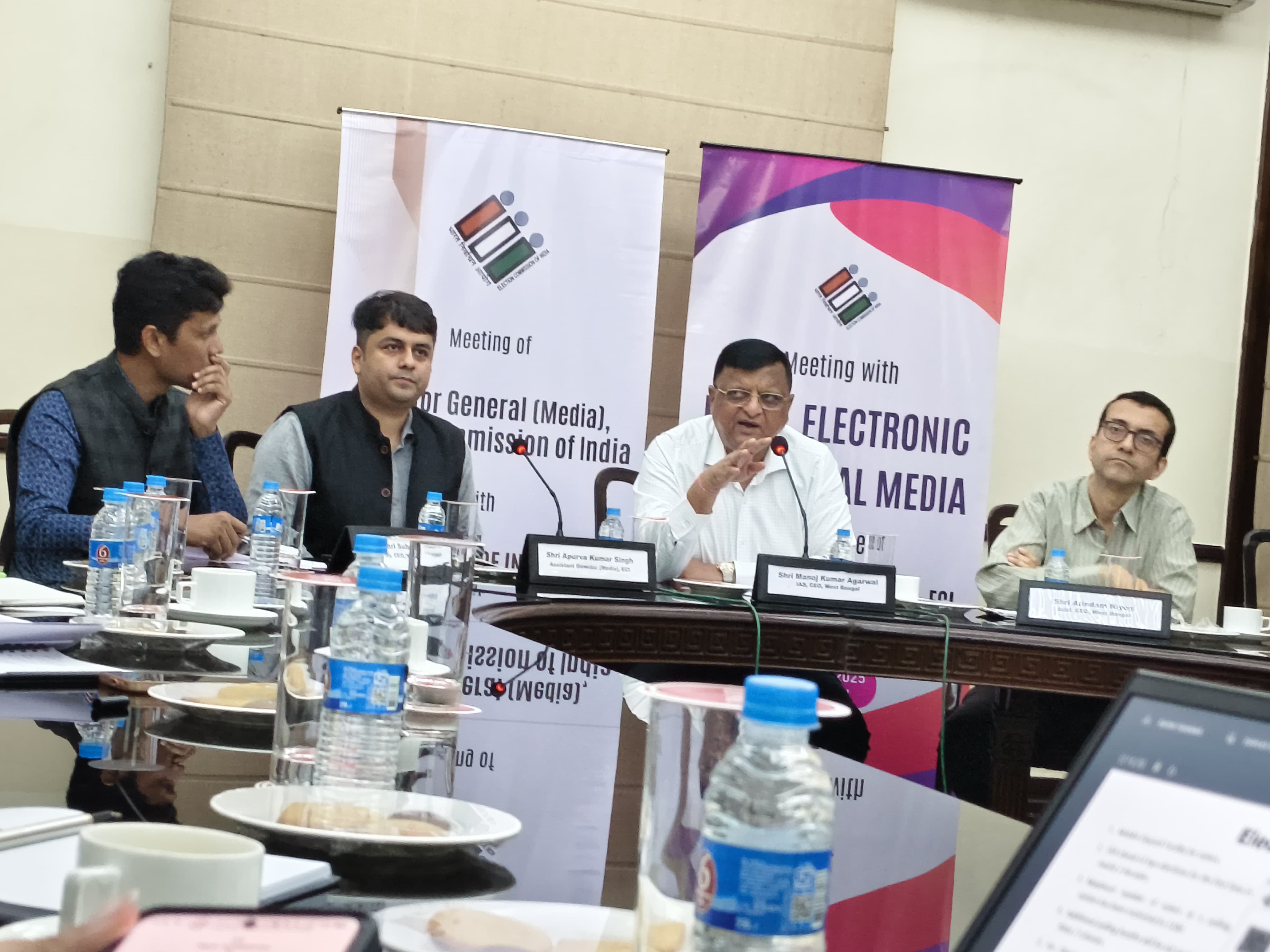 बंगाल सरकार की ईसीआई से मांग - एसआईआर में प्रतिनियुक्त अफसरों के तबादले पर रोक हटाएं