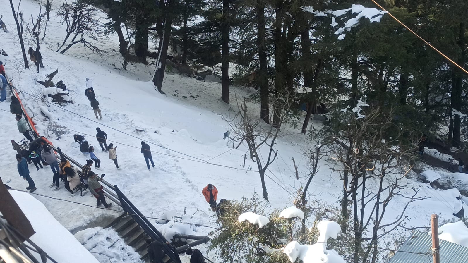 हिमाचल में फिर बदला मौसम, कुफ़री समेत ऊंचे इलाकों में हिमपात, ठंड बढ़ी