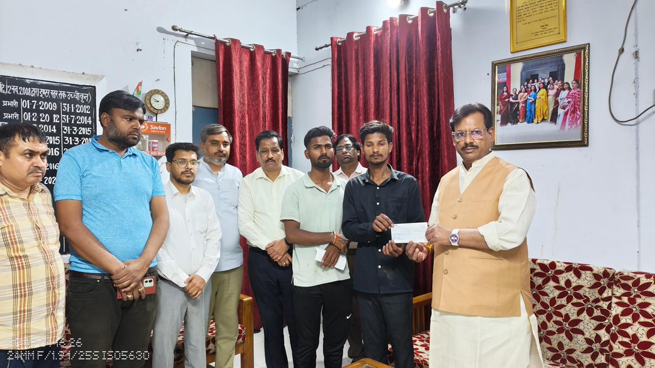 लखनऊ अग्निकांड में जान गंवाने वाले बच्चों के परिजनों को 4-4 लाख रुपये की सहायता राशि सौंपी गयी