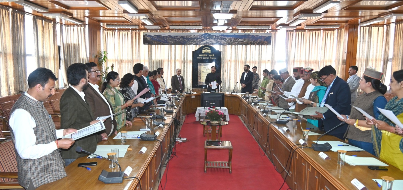 शिमला में जिला परिषद सदस्यों ने ली शपथ, समारोह के दौरान भाजपा का हंगामा