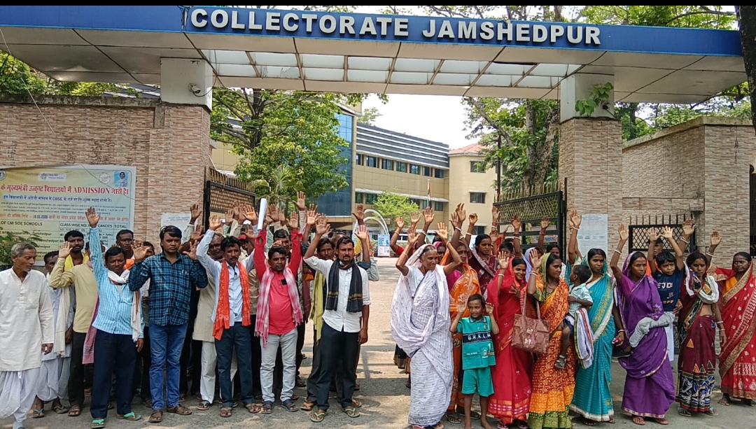 ग्रामीणों ने खदान और स्टोन क्रशर उद्योग शुरू कराने को लेकर किया प्रदर्शन, उपायुक्त को सौंपा ज्ञापन