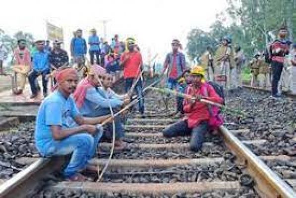 Bengal: Kurmis continue blocking railway tracks, highway demanding ST status