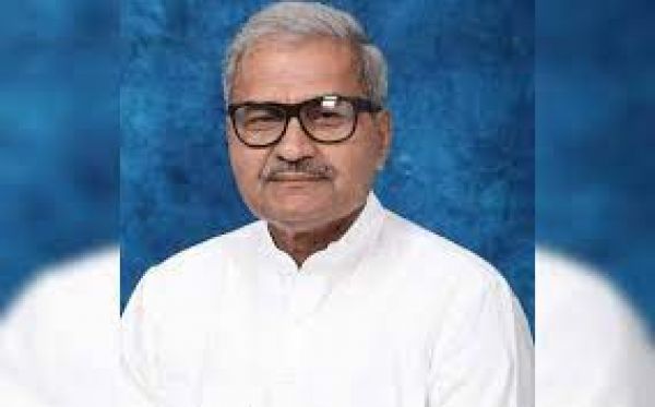 Madhya Pradesh: BJP MP cleans school toilet with bare hands, says it was to motivate people on cleanliness