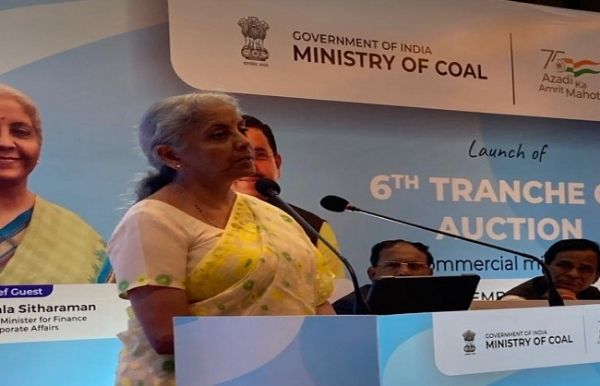 निवेशकों को नीतिगत स्थिरता और पारदर्शिता प्रदान करता है भारत: सीतारमण