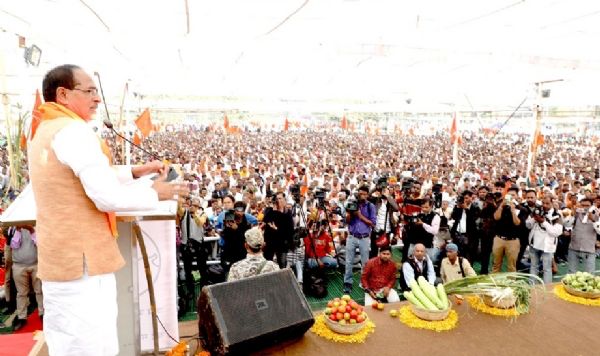 मप्र में किसानों की सहमति के बिना नहीं ली जाएगी उनकी जमीन : शिवराज