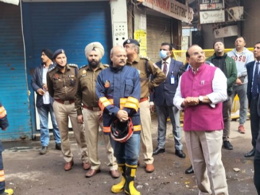 भागीरथ पैलेस में लगी आग, उपराज्यपाल ने स्थिति का लिया जायजा