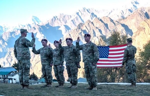 चार अमेरिकी अधिकारियों ने सबसे ऊंची चोटियों में से एक नंदा देवी पर चढ़ाई की