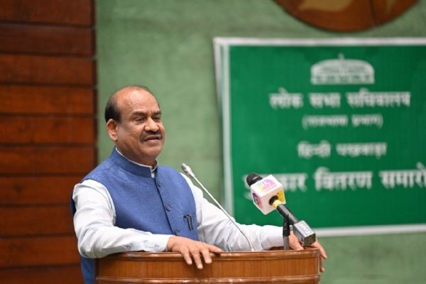 हिन्दी लोगों को जोड़ती है: लोक सभा अध्यक्ष