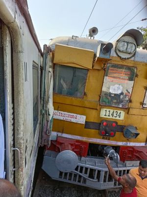 प. बंगाल: सियालदह स्टेशन के पास टकराई दो ट्रेनें, सभी यात्री सुरक्षित