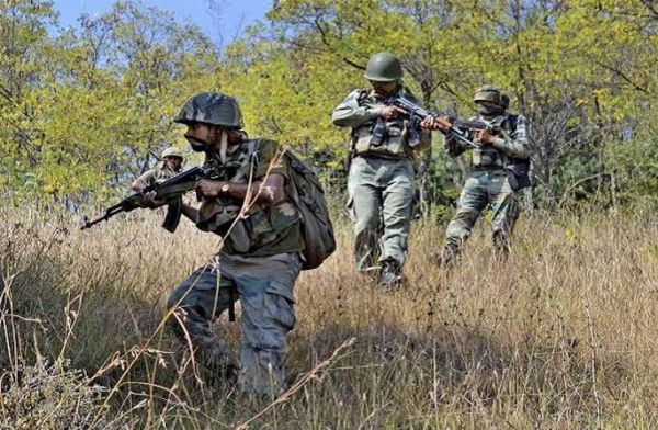 पुलिस और नक्सलियों में मुठभेड़, दो जवान घायल