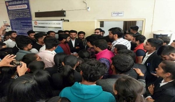 इंदौरः विधि महाविद्यालय के छह शिक्षकों पर धार्मिक कट्टरता फैलाने का आरोप