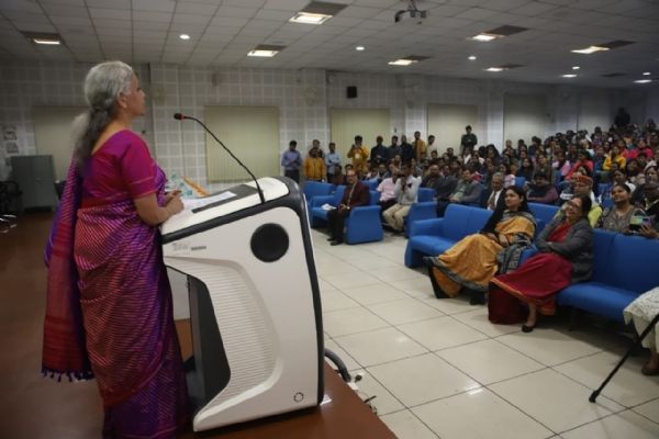 जब तक निजी और सार्वजनिक निवेश एक साथ नहीं होते, नतीजे नहीं आ सकते : निर्मला सीतारमण