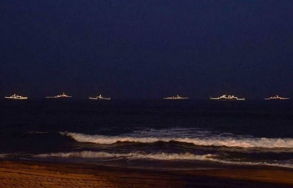 नौसेना दिवस पर हुआ 'ऑपरेशनल डेमोंस्ट्रेशन' और समुद्र में रोशन हुए जहाज