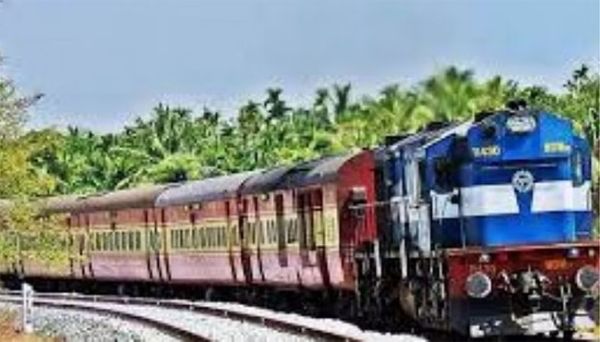 कोंकण कन्या एक्सप्रेस के इंजन में खराबी, आवागमन प्रभावित