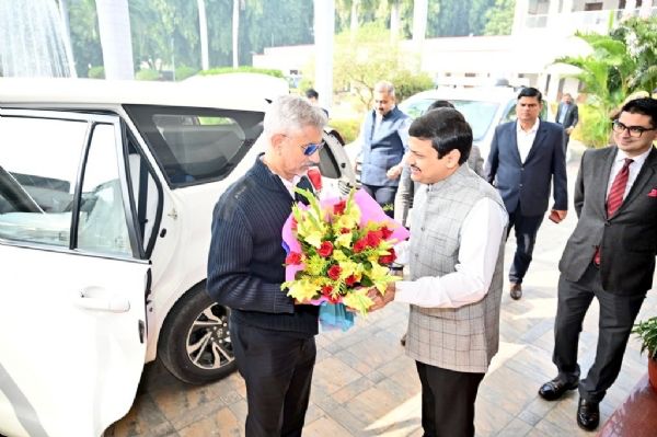 वाराणसी पहुंचे विदेश मंत्री जयशंकर, अफसरों ने की अगवानी