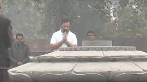 बापू को श्रद्धांजलि देने राजघाट और पूर्व प्रधानमंत्री वाजपेयी को नमन करने सदैव अटल पहुंचे राहुल गांधी