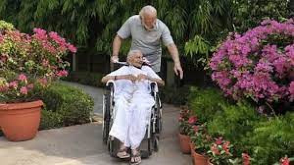 प्रधानमंत्री मोदी की मां हीराबा की तबीयत बिगड़ी, यूएन मेहता अस्पताल में भर्ती, मोदी पहुंचने वाले हैं अहमदाबाद