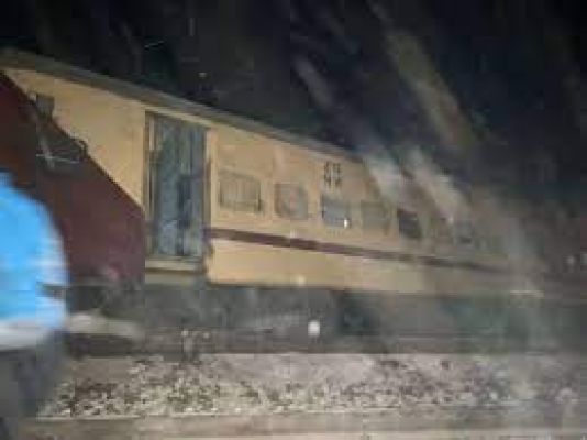 राजस्थान के पाली में सूर्यनगरी एक्सप्रेस के आठ डिब्बे बेपटरी