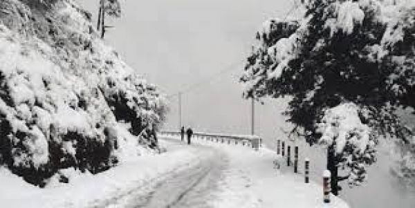 उत्तराखंड : ऊंची चोटियों और तीर्थस्थलों पर बर्फबारी से बढ़ी ठंड, बारिश की भी संभावना पर्यटकों के खिले चेहरे
