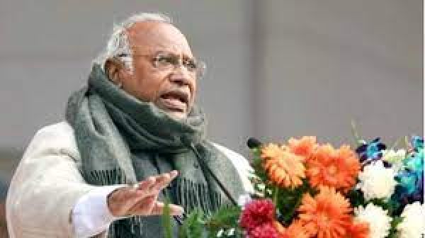 गुजरात में हर दिन 9 दिहाड़ी मजदूर कर रहे हैं आत्महत्या : खड़गे