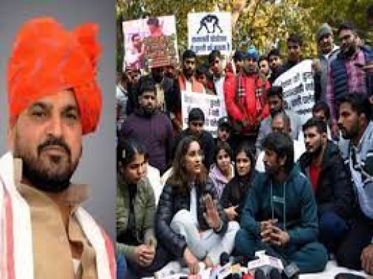 पहलवानों ने की खेल मंत्री से मुलाकात, कुश्ती महासंघ के अध्यक्ष को पद से हटाने की मांग