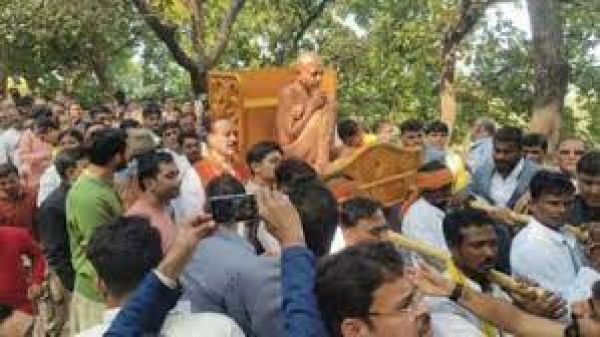  महापारना महाप्रतिष्ठा में शामिल होने गिरिडीह पहुंचे बाबा रामदेव सहित कई देशों के श्रद्धालु