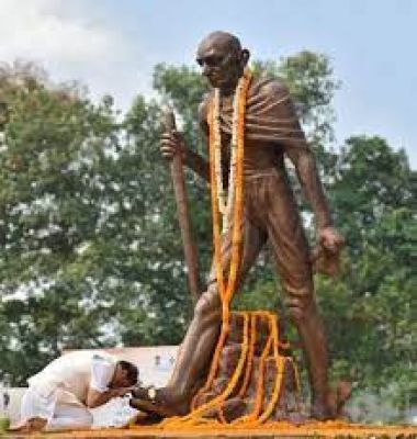 मुख्यमंत्री डॉ. सरमा ने दी बापू को श्रद्धांजलि