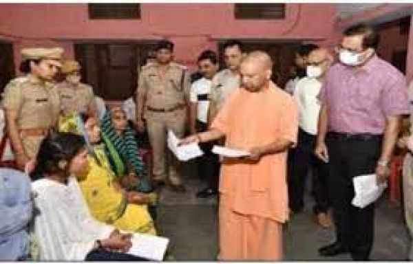 जनता दर्शन में बोले मुख्यमंत्री योगी, ''घबराइये मत, न्याय होगा''