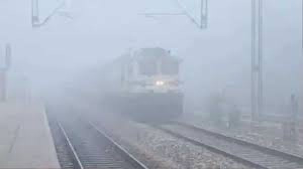 कोहरे ने रेलगाड़ियों की गति की धीमी, दिल्ली आने वाली कई ट्रेन लेट