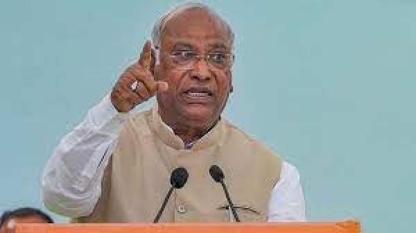 अडानी समूह पर लगे आरोपों की जांच के लिए जेपीसी का हो गठन : खड़गे