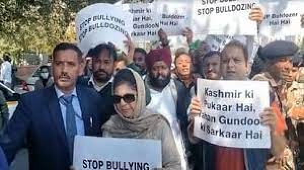 अतिक्रमण विरोधी अभियान के खिलाफ महबूबा ने दिल्ली में निकाला मार्च