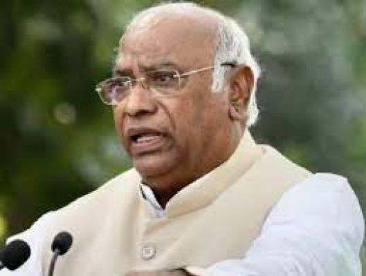 अडानी मुद्दे पर प्रधानमंत्री मोदी ने साधी चुप्पी : खड़गे